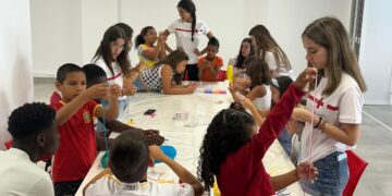 Ocio y conciliación familiar con el campamento urbano de Cruz Roja en Peñaranda que reúne a una veintena de niños y niñas