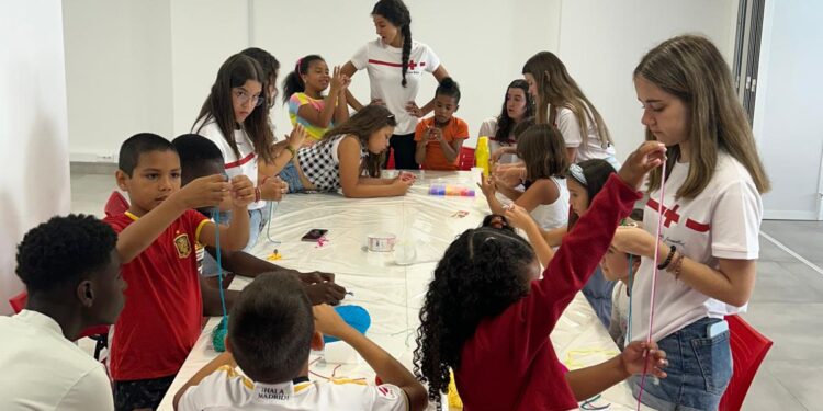 Ocio y conciliación familiar con el campamento urbano de Cruz Roja en Peñaranda que reúne a una veintena de niños y niñas
