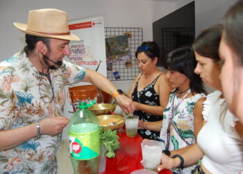 Teo Marcos lleva su taller de cócteles al Centro Joven de Cruz Roja en Salamanca en una refrescante actividad veraniega