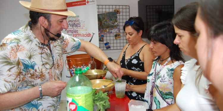 Teo Marcos lleva su taller de cócteles al Centro Joven de Cruz Roja en Salamanca en una refrescante actividad veraniega