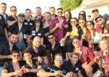 Las peñas de Mancera de Abajo celebran el triunfo de la «Roja» con un animado desfile acompañado por la charanga Los del Lío