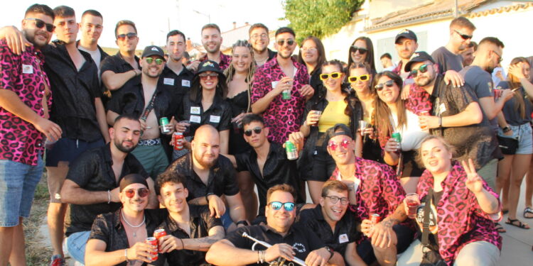 Las peñas de Mancera de Abajo celebran el triunfo de la «Roja» con un animado desfile acompañado por la charanga Los del Lío