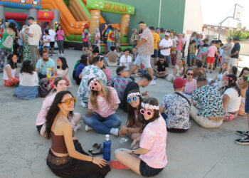 Mancera de Abajo afronta la recta final de sus fiestas con una reunión al más puro estilo hippie que llena de ambiente el frontón