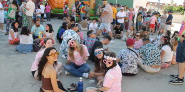 Mancera de Abajo afronta la recta final de sus fiestas con una reunión al más puro estilo hippie que llena de ambiente el frontón