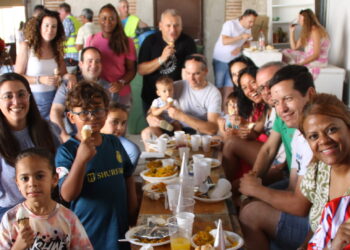 Mancera de Abajo despide sus fiestas de verano con una gran y animada paella popular a beneficio de Cáritas Diocesana