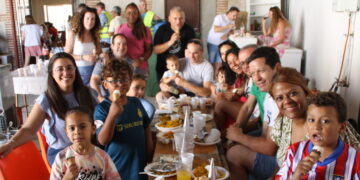 Mancera de Abajo despide sus fiestas de verano con una gran y animada paella popular a beneficio de Cáritas Diocesana