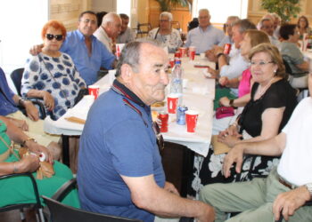 Un animado ágape en el centro social abre los actos festivos de la asociación de mayores San Miguel en Peñaranda