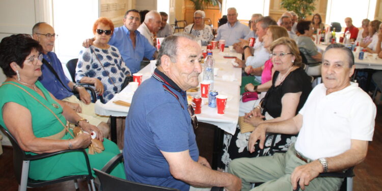 Un animado ágape en el centro social abre los actos festivos de la asociación de mayores San Miguel en Peñaranda