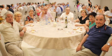 La asociación de mayores de Peñaranda comparte mesa y mantel en Las Cabañas acompañados de autoridades locales y el párroco