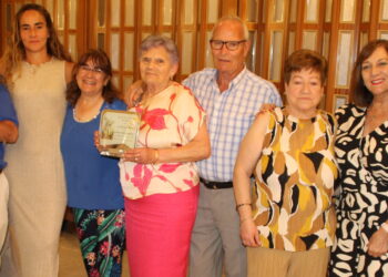 La asociación de mayores de Peñaranda comparte mesa y mantel en Las Cabañas acompañados de autoridades locales y el párroco