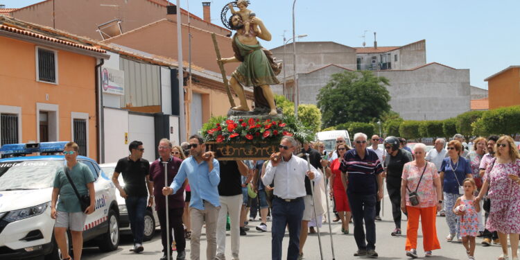 Los conductores se encomiendan a San Cristóbal en Peñaranda y reciben la bendición para que el santo les proteja en carretera