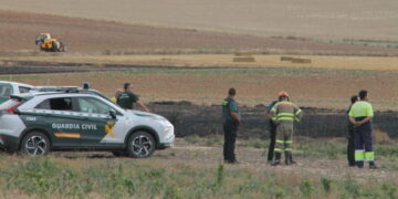 Medios aéreos y terrestres extinguen un incendio en el término de Santiago de la Puebla que ha arrasado cerca de 12 hectáreas