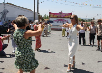 Día grande y caluroso en Cordovilla con los actos religiosos en honor de Santiago Apóstol sin faltar los bailes típicos en la plaza