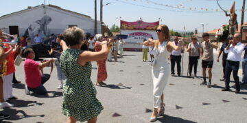 Día grande y caluroso en Cordovilla con los actos religiosos en honor de Santiago Apóstol sin faltar los bailes típicos en la plaza