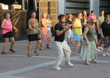 Santiago de la Puebla disfruta de una refrescante tarde con el parque acuático y de lecciones de baile con Amelio García Bueno