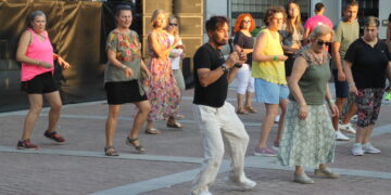 Santiago de la Puebla disfruta de una refrescante tarde con el parque acuático y de lecciones de baile con Amelio García Bueno