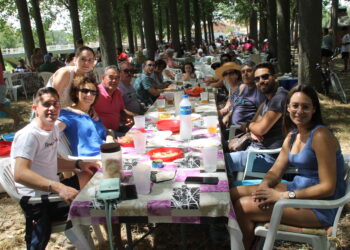 Multitudinaria paella a la sombra el merendero del río Margañán de Santiago de la Puebla para despedir las fiestas por este año