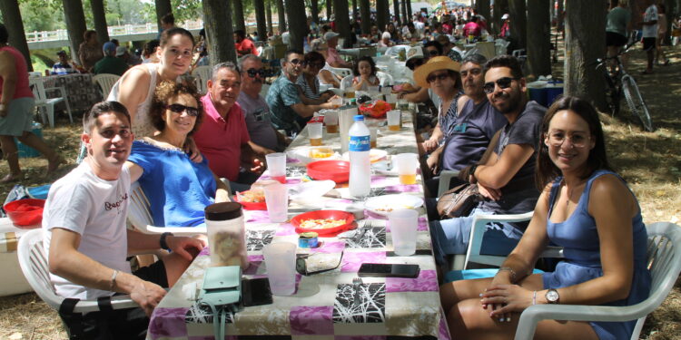 Multitudinaria paella a la sombra el merendero del río Margañán de Santiago de la Puebla para despedir las fiestas por este año
