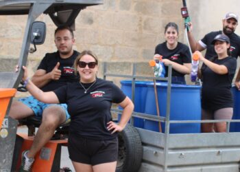 Pistolas de agua, música y espuma animan una tarde de lo más refrescante y divertida en las fiestas de Bóveda del Río Almar