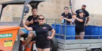 Pistolas de agua, música y espuma animan una tarde de lo más refrescante y divertida en las fiestas de Bóveda del Río Almar