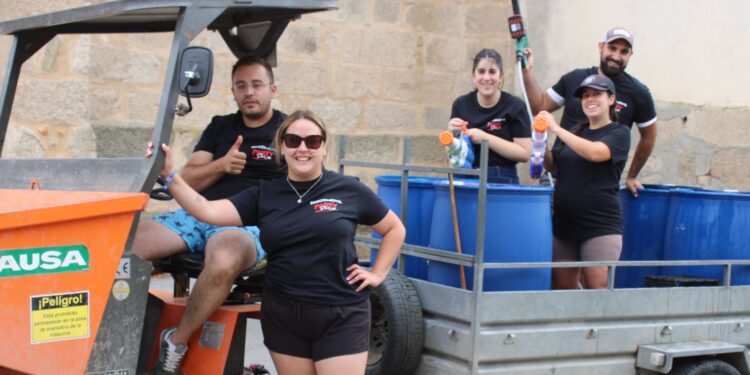Pistolas de agua, música y espuma animan una tarde de lo más refrescante y divertida en las fiestas de Bóveda del Río Almar