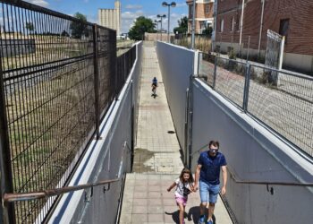 El paso inferior de las vías del tren en Peñaranda empieza a lucir su nueva imagen gracias al trabajo de la AFE «Pintacultura»