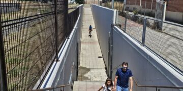 El paso inferior de las vías del tren en Peñaranda empieza a lucir su nueva imagen gracias al trabajo de la AFE «Pintacultura»