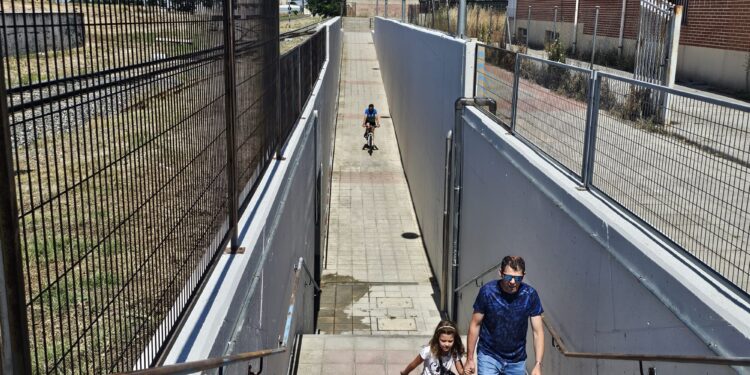 El paso inferior de las vías del tren en Peñaranda empieza a lucir su nueva imagen gracias al trabajo de la AFE «Pintacultura»