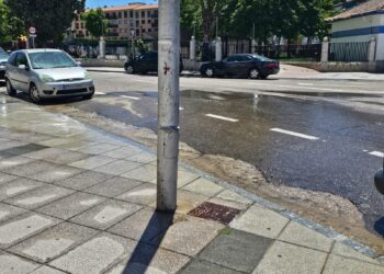 Agua a borbotones por el asfalto en plena calle del Carmen de Peñaranda a la espera de localizar la avería en la red