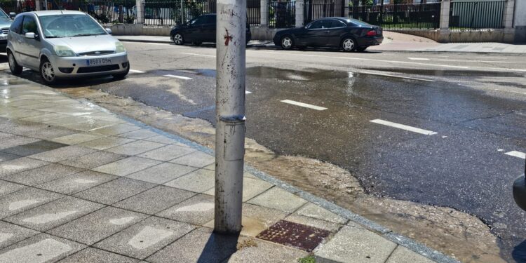 Agua a borbotones por el asfalto en plena calle del Carmen de Peñaranda a la espera de localizar la avería en la red