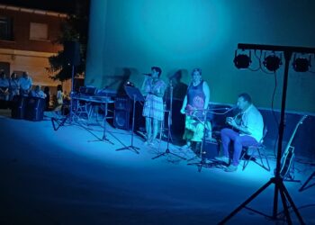 Macotera disfruta de una velada musical con el grupo Arena en el frontón con rancheras, rumbas, boleros y canción melódica