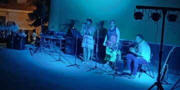 Macotera disfruta de una velada musical con el grupo Arena en el frontón con rancheras, rumbas, boleros y canción melódica