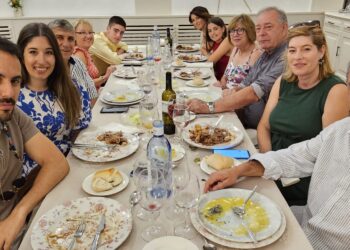 Candi y Mari Tere celebran sus bodas de oro en Peñaranda con una comida familiar en el restaurante Las Cabañas