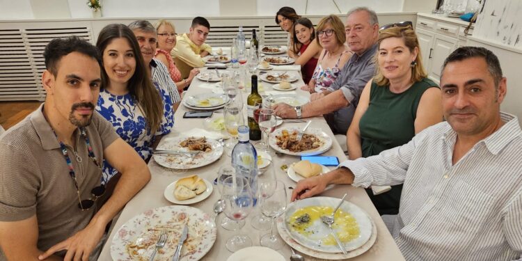 Candi y Mari Tere celebran sus bodas de oro en Peñaranda con una comida familiar en el restaurante Las Cabañas