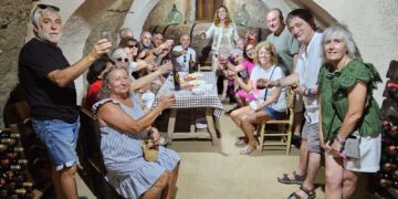 Gran éxito de la I ruta por las bodegas de Macotera que pone en valor el rico patrimonio etnográfico que se conserva en la villa