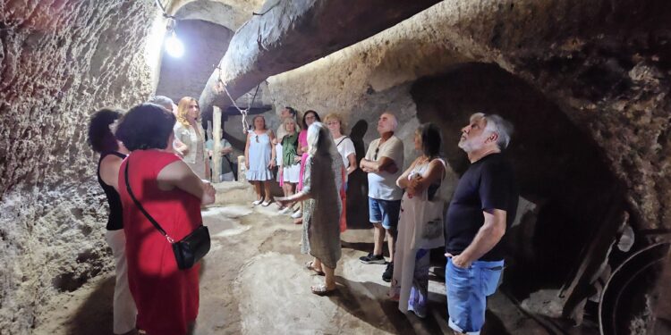 Gran éxito de la I ruta por las bodegas de Macotera que pone en valor el rico patrimonio etnográfico que se conserva en la villa