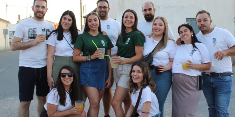 Bóveda del Río Almar vive ya sus fiestas de verano con el colorido y animación que ponen las peñas en el parque municipal