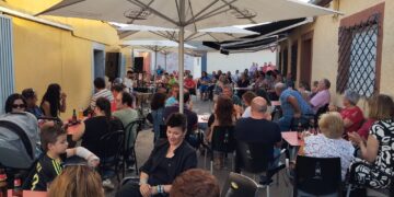 Flamenco, parrillada y discomóvil animan la tarde noche del sábado en El Campo de Peñaranda con gran ambiente en la calle