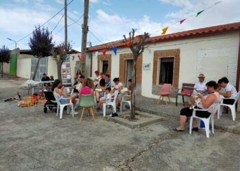 Coca de Alba disfruta de una jornada de bordado «al fresco» con una veintena de participantes realizando su labor a pie de calle