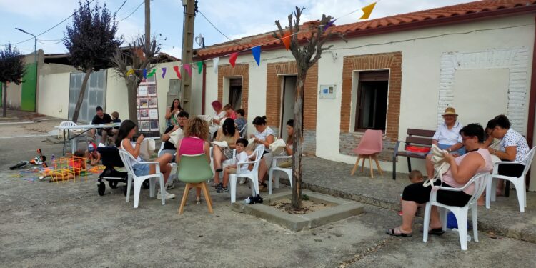 Coca de Alba disfruta de una jornada de bordado «al fresco» con una veintena de participantes realizando su labor a pie de calle