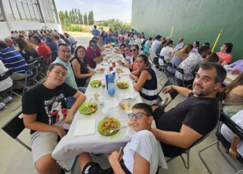 Cordovilla despide sus celebraciones patronales con una comida de confraternidad en el frontón municipal bajo un intenso calor