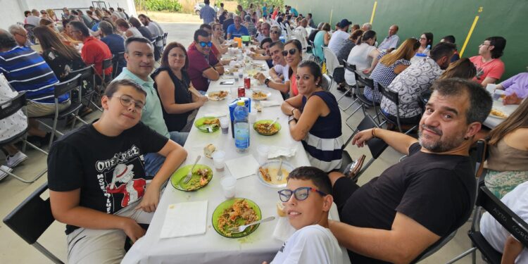 Cordovilla despide sus celebraciones patronales con una comida de confraternidad en el frontón municipal bajo un intenso calor