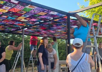 Cordovilla estrena una gran sombra tejida a ganchillo por los vecinos del pueblo y que luce ya en el parque Manuel Muiños