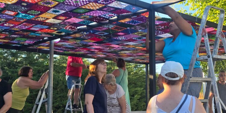 Cordovilla estrena una gran sombra tejida a ganchillo por los vecinos del pueblo y que luce ya en el parque Manuel Muiños