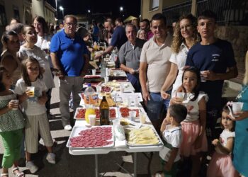 Cordovilla comparte a pie de calle una animada cena para vecinos y visitantes en la penúltima jornada de las fiestas patronales