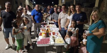 Cordovilla comparte a pie de calle una animada cena para vecinos y visitantes en la penúltima jornada de las fiestas patronales