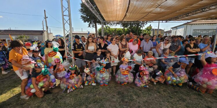 Villoruela vive un gran concurso de disfraces con niños y adultos llenando de animación, colorido e imaginación la zona de la ermita