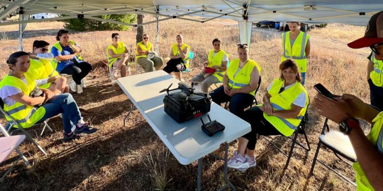 Una treintena de mujeres rurales inician en El Pedroso de la Armuña la formación práctica en el curso de pilotaje de drones