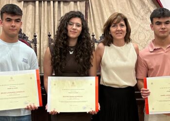 Bruno y Darío Leonardo y Beatriz Barba reciben sus diplomas por estar entre los 100 mejores alumnos de la EBAU en Salamanca