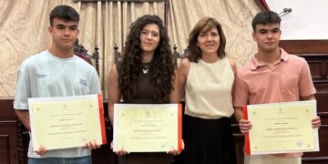 Bruno y Darío Leonardo y Beatriz Barba reciben sus diplomas por estar entre los 100 mejores alumnos de la EBAU en Salamanca